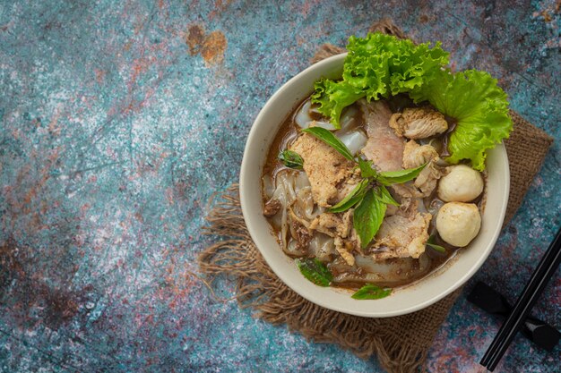 Comida tailandesa. Macarrão com carne de porco, almôndega e vegetais