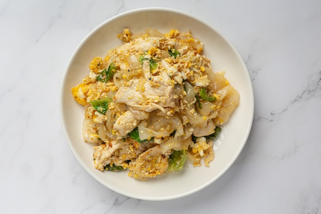 Comida tailandesa. Macarrão frito com carne de porco ao molho de soja e vegetais