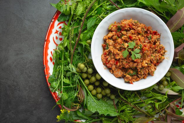 Comida tailandesa; Nam Prik Ong ou Carne de Porco Cozida com Tomate