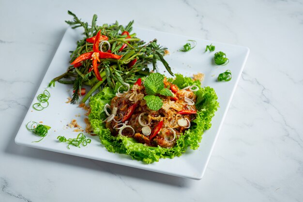 Comida tailandesa Salada de ostra fresca picante