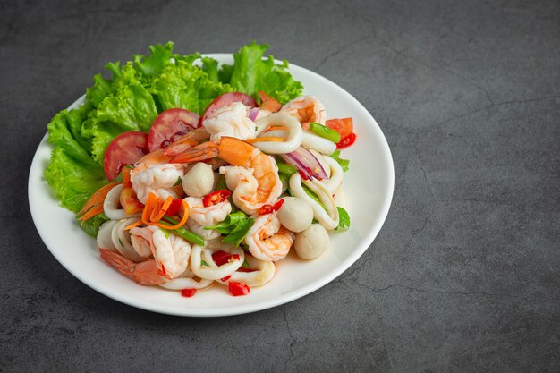 Comida tailandesa; salada mista de frutos do mar picante