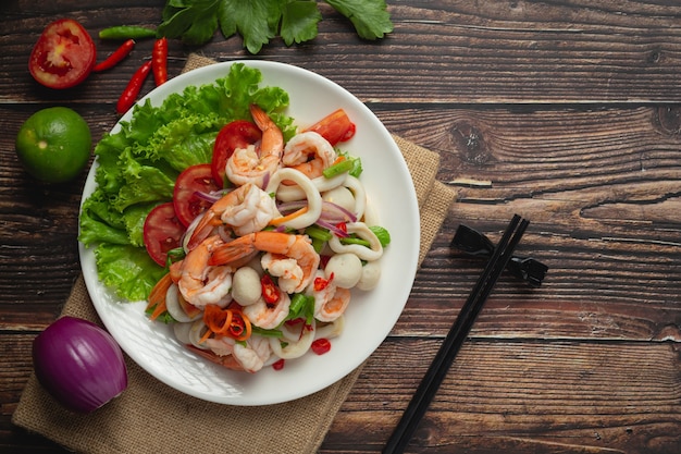 Comida tailandesa; salada mista de frutos do mar picante