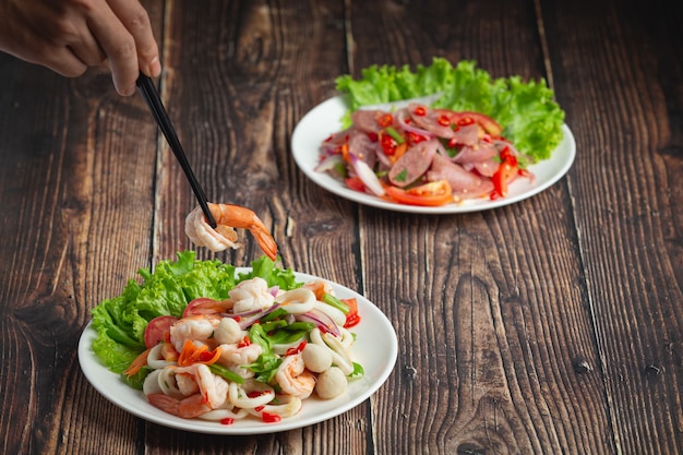 Comida tailandesa; salada mista de frutos do mar picante