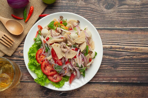 Comida tailandesa; salada mista de linguiça de porco picante com macarrão de aletria