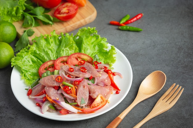 Comida tailandesa; salada mista de porco azedo picante ou YUM NAM