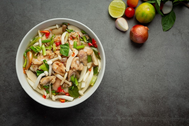 comida tailandesa; sopa de tendão de frango picante