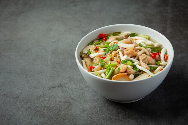 comida tailandesa; sopa de tendão de frango picante