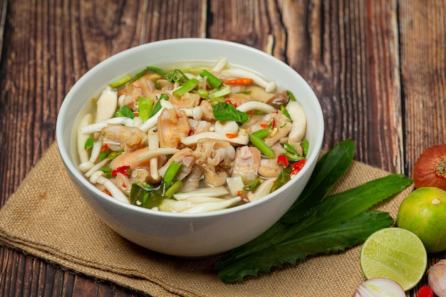 comida tailandesa; sopa de tendão de frango picante