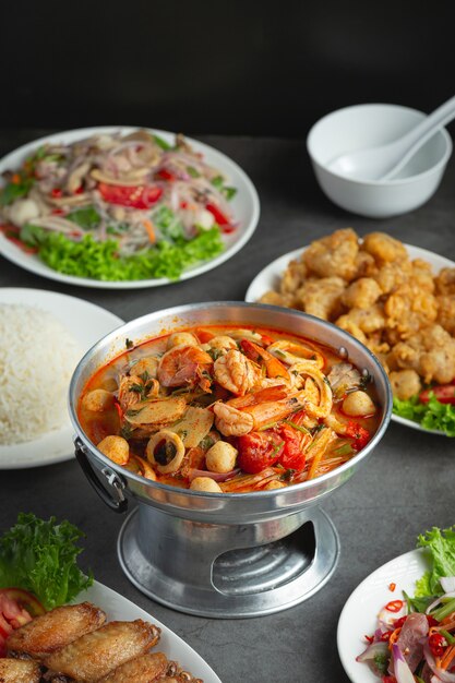 Comida tailandesa; Tom Yum frutos do mar ou sopa picante de frutos do mar