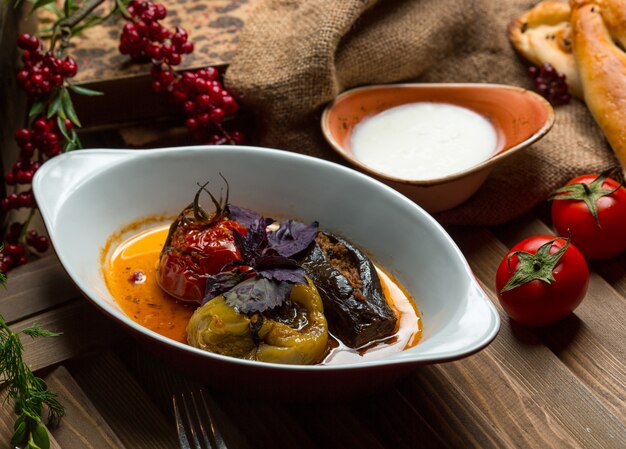 Comida tradicional azerbaijana, dolma, berinjela, pimentão verde e tomate recheado com carne.