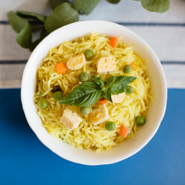 Foto grátis comida tradicional indiana de close-up com arroz e frango