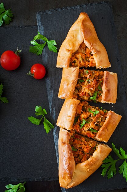 Comida tradicional turca de pide com carne e legumes