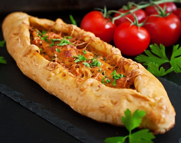 Comida tradicional turca de pide com carne e legumes