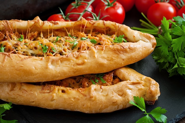 Comida tradicional turca de pide com carne e legumes