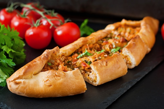 Comida tradicional turca de pide com carne e legumes