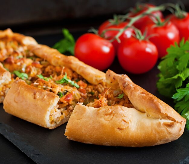 Comida tradicional turca de pide com carne e legumes