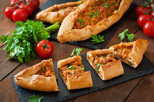 Comida tradicional turca de pide com carne e legumes