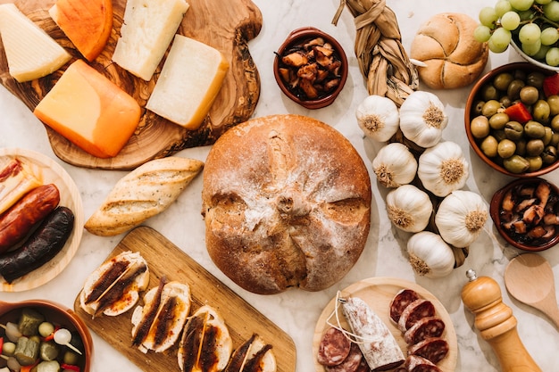 Comida variada em volta do pão