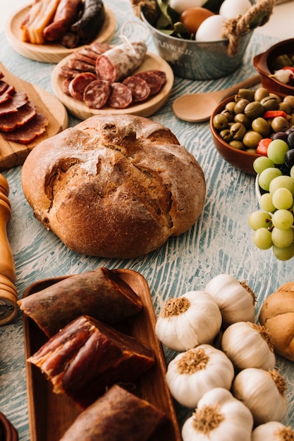 Comida variada em volta do pão