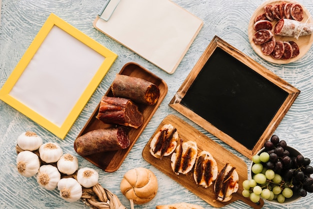 Comida variada perto de superfícies vazias