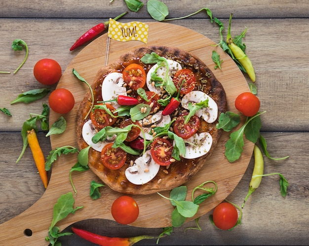 Comida vegan na mesa de madeira