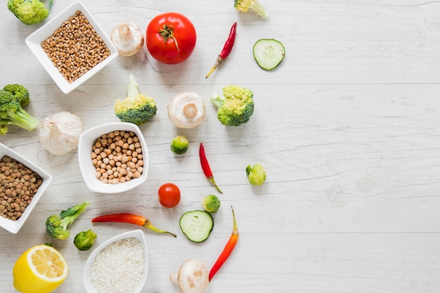 Comida vegetariana na mesa de madeira branca com espaço de cópia