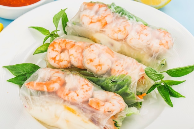 Comida vietnamita ¼ rolinho primavera fresco com camarão,