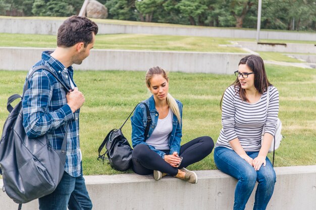 Companheiros estudantes conversando lá fora