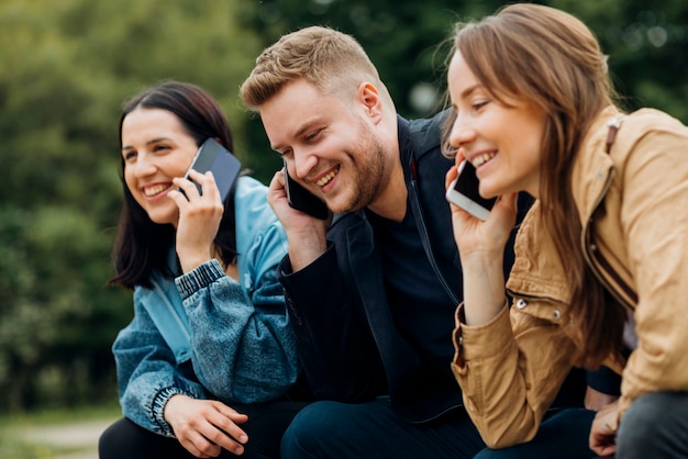 Companheiros relaxantes no banco no parque