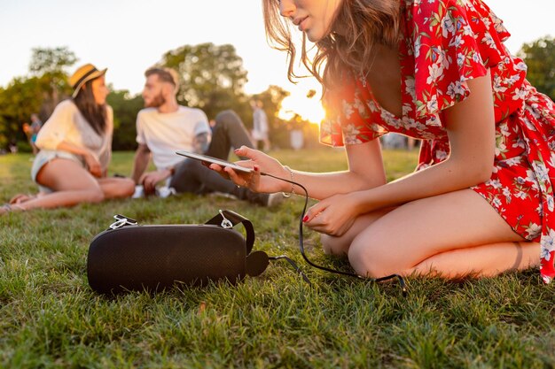 Companhia de amigos se divertindo juntos no parque ouvindo música