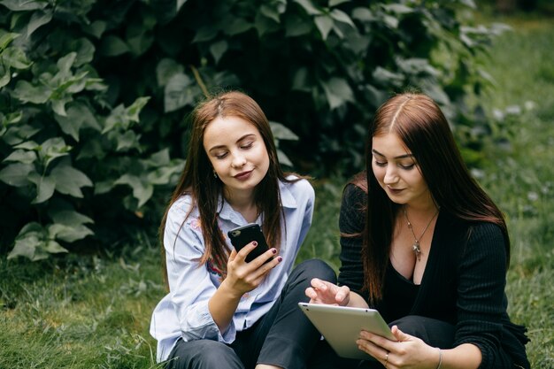 companhia de jovens amigos com smartphones andando na cidade