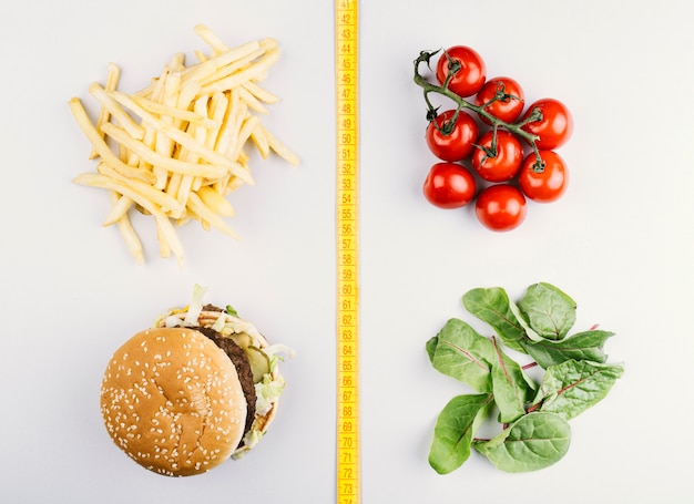 Foto grátis comparação entre alimentação saudável e fast food