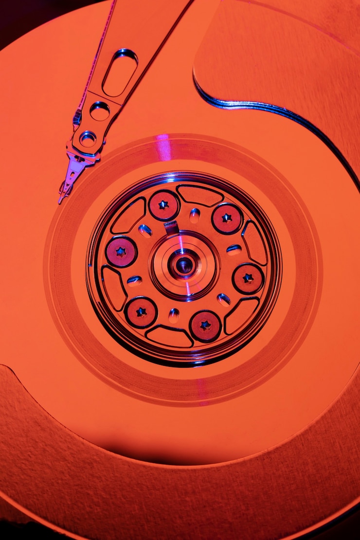 Foto grátis componentes de disco rígido laranja de configuração plana