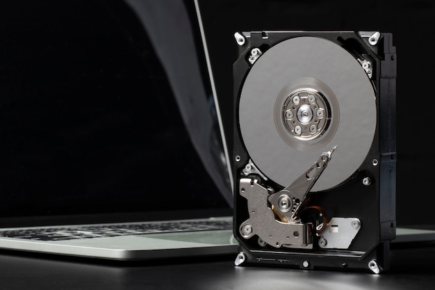 Foto grátis componentes do disco rígido e laptop