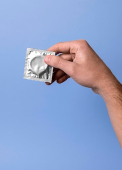 Composição abstrata de saúde sexual com preservativo