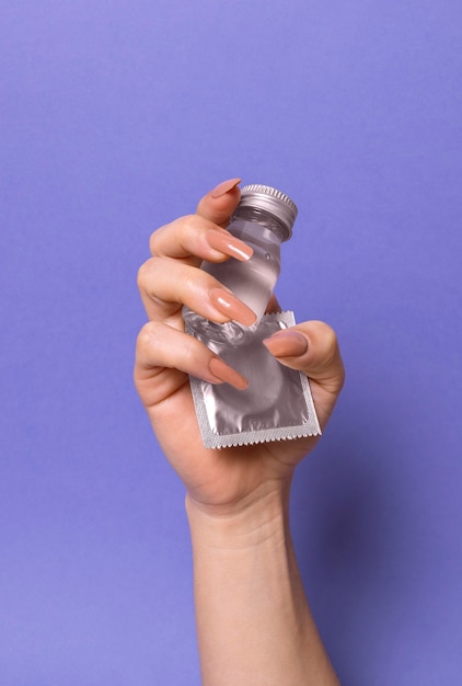 Foto grátis composição abstrata de saúde sexual com preservativo