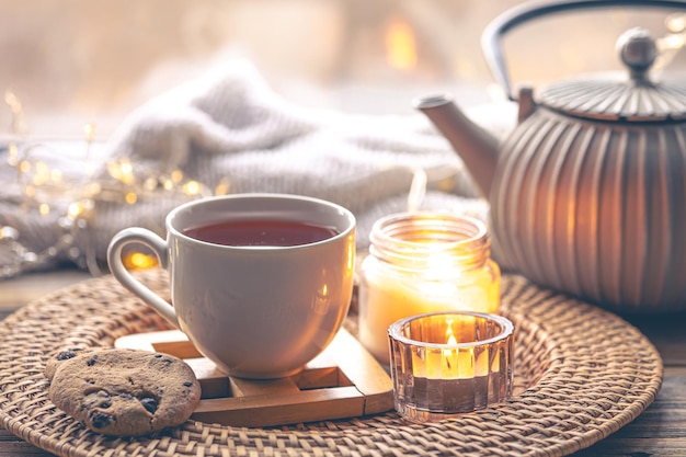 Foto grátis composição caseira aconchegante com uma chávena de velas de chá e uma chaleira