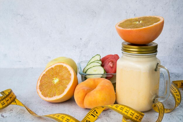 Foto grátis composição colorida com comida saudável