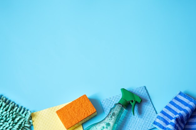Composição colorida com esponjas, trapos, luvas e detergente para limpeza geral. Conceito de serviço de limpeza.