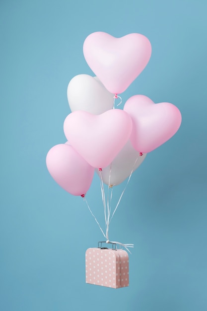 Composição com balões de coração fofos em uma caixa