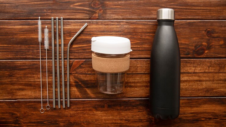 Foto grátis composição com copo mínimo para bebidas