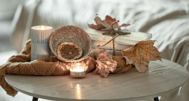 Composição com detalhes de decoração de outono na mesa do interior da sala.