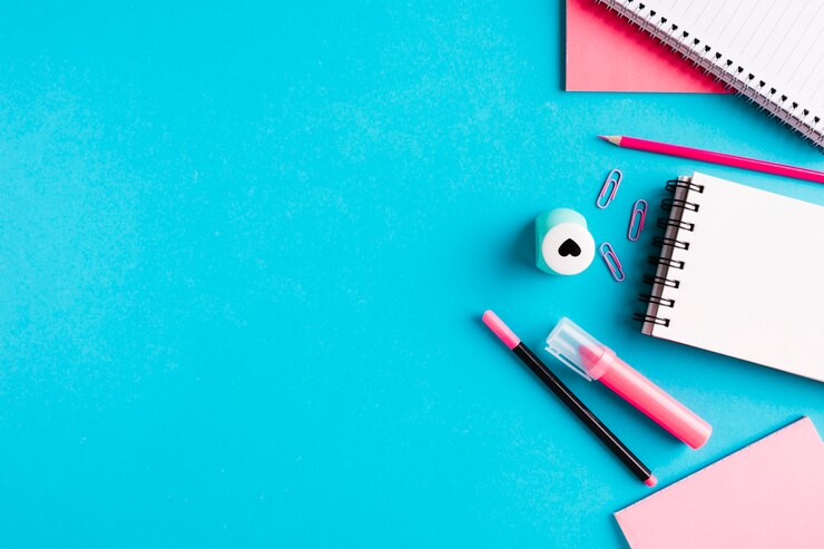 Foto grátis composição com ferramentas de escritório na mesa