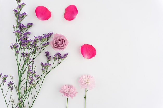 Composição com flores e pétalas