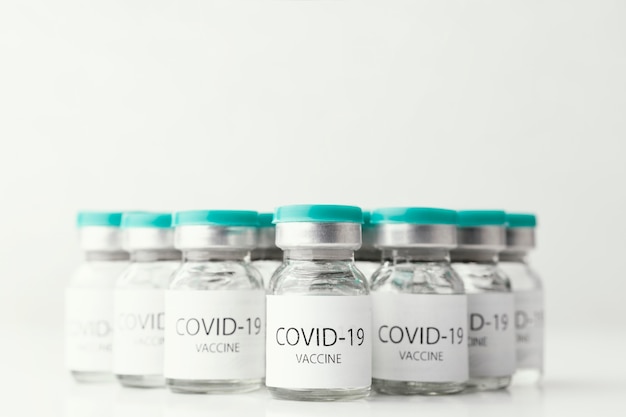 Composição com frasco de vacina de coronavírus