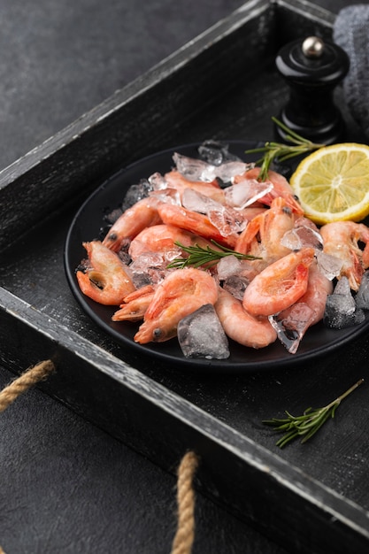 Composição com frutos do mar congelados na mesa