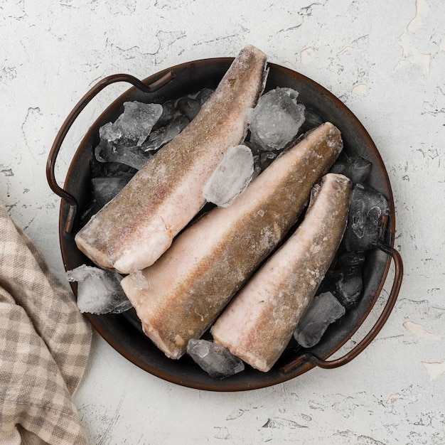 Foto grátis composição com frutos do mar congelados na mesa