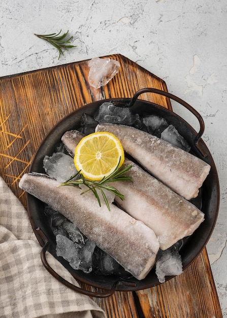 Foto grátis composição com frutos do mar congelados na mesa