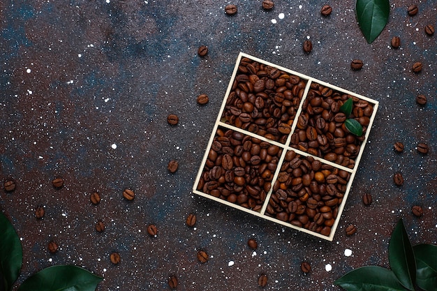 Foto grátis composição com grãos de café torrados e biscoitos em forma de feijão de café