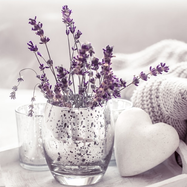 Foto grátis composição com lavanda em um copo